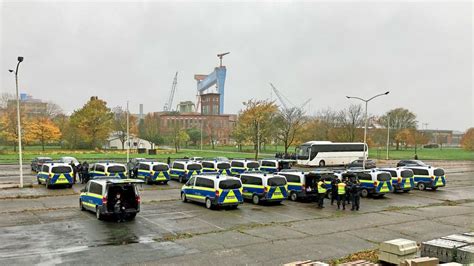 Polizei Gro Bung In Kiel Einsatzkr Fte Beim Marinearsenal