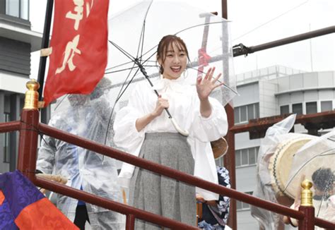 和船山車「安濃津丸」が出発 一日船長に須田亜香里さん 津まつり雨の最終日 伊勢新聞