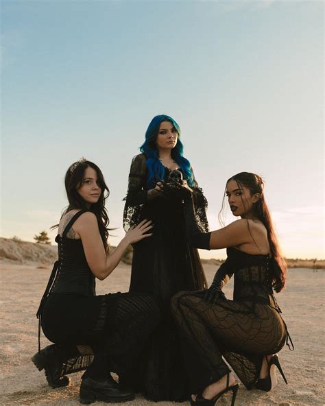 Justine Schiavone | 𝑇ℎ𝑒 𝑠𝑒𝑎𝑠𝑜𝑛 𝑜𝑓 𝑡ℎ𝑒 𝑤𝑖𝑡𝑐ℎ 🕯️ - Photographer