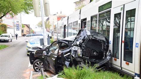 Schwerer Stra Enbahn Unfall In Mannheim Auto V Llig Zerst Rt