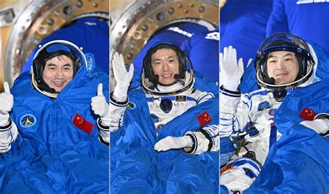 Astronautas Chinos Regresan A Salvo A La Tierra Tras Intensa Y Alegre