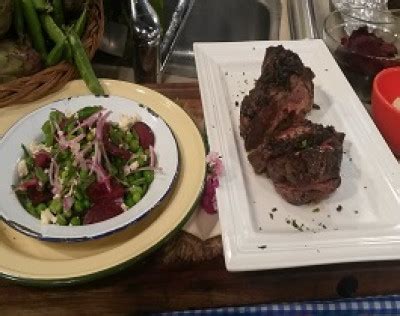 Colita rellena con jamón y queso con ensalada Cocineros Argentinos