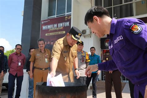 Wabup Siak Saksikan Pemusnahan Ribuan Surat Suara Rusak Terbanyak