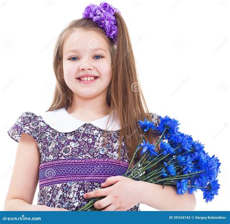 Menina Encantador Um Ramalhete Das Flores Foto De Stock Imagem