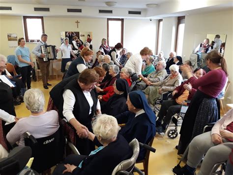 Nastop medgeneracijske pevske skupine Rožmarin Zavod Usmiljenk Dom