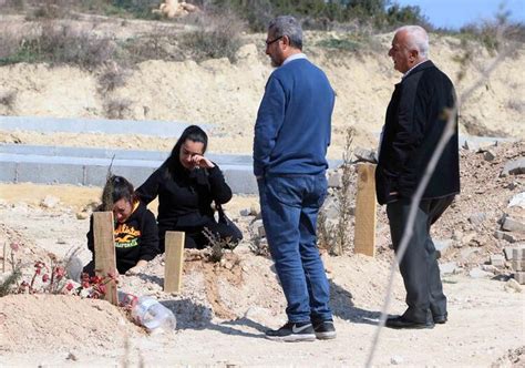 Adanada mezarlıklardaki acı tablo yürek burktu