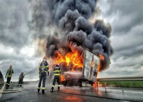 Un Tir A Luat Foc Pe Autostrada Soarelui Pe Direc Ia C Tre Constan A