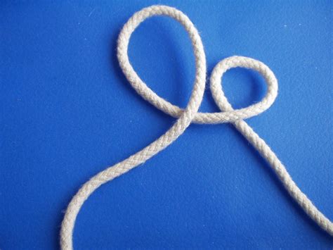 Knife Lanyard Knot Tied on the Table : 8 Steps - Instructables