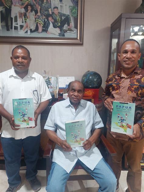 Freddy Numberi Sumbang Buku Untuk Perpustakaan Uncen Uncen