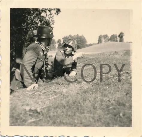 FOTO WK2 Wehrmacht Soldaten Späher im Graben mit Tarnhelm X38 EUR 34