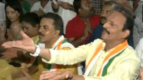 Congress Sanjay Nirupam And Party Workers Recite Hanuman Chalisa At