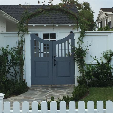 Beachy Traditional Entry Gate With Picket Fence Newport Beach Ca