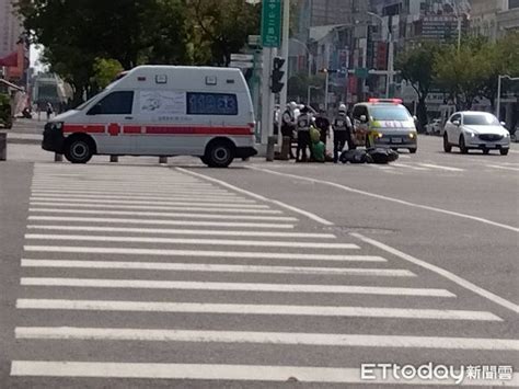 快訊／高雄救護車綠燈起步遭追撞！女騎士人車倒地送醫 Ettoday社會新聞 Ettoday新聞雲