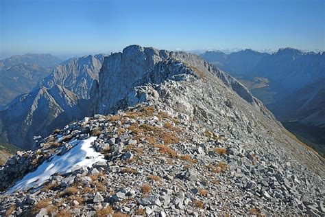 Blick nach Osten zur Östlichen Karwendelspitze vom hikr org