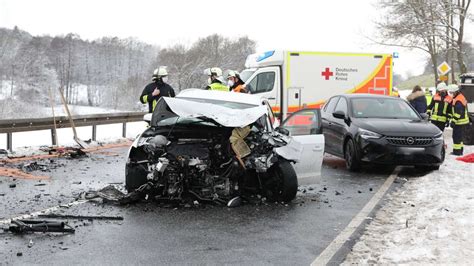 Dipperz Zwei Autos Krachen Frontal In Vw Bus Hessen