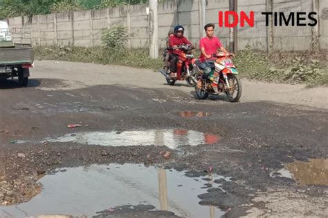 Akses Jalan Pintu Masuk NTB Di Gili Mas Rusak Parah