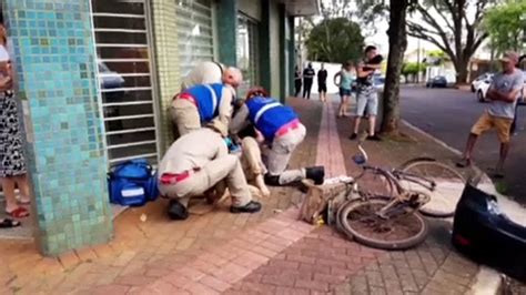 Carros Batem Em Cruzamento No Centro E Um Deles Atinge Ciclista Que