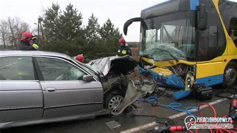 Czołowy wypadek BMW z autobusem miejskim 13 osób rannych PIRACI DROGOWI