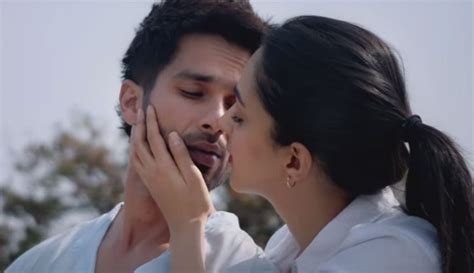 Shahid Kapoor Kiara Advani Lock Lips In New Kabir Singh Poster