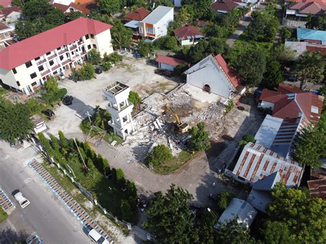 Pembongkaran Gedung Kebaktian Lama Gmit Kota Baru