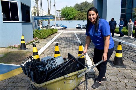 Iniciativa Transforma Lixo Eletr Nico Em Renda