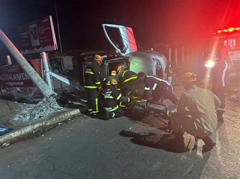 Motorista Fica Preso As Ferragens Ap S Bater Caminhonete Em Poste Mt