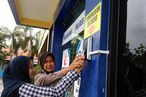 Foto Cegah Calo Pemohon Sim Di Gresik Tukar Ktp Dengan Kartu Akses Masuk