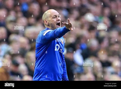 Alex Neil manager of Sunderland gives his team instructions Stock Photo ...