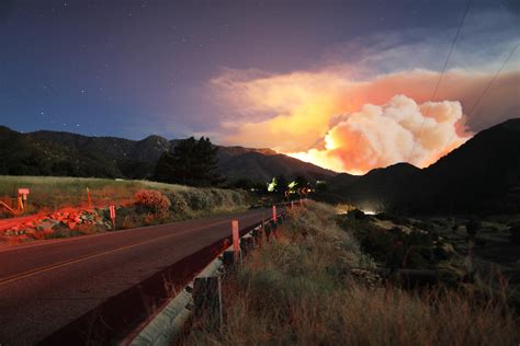 California Enorme Incendio A Est Di Los Angeles Mila In Fuga Le