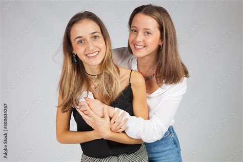 Dos chicas muy guapas abrazadas amor fraternal amigas cariñosas