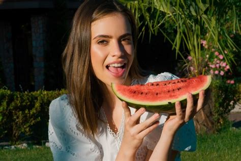 Sexy Mädchen Das Ein Porträt Der Wassermelone Im Freien Der Sexy