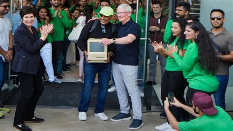 Customer surprises Apple CEO with 1984 Mac as company opens first India ...