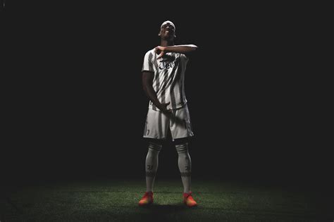 Juve Riecco Pogba In Posa Con La Maglia Numero