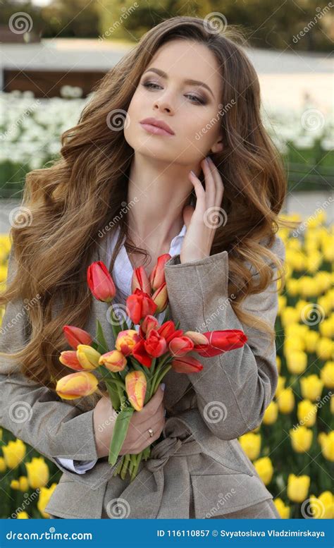 Menina Bonita Cabelo Encaracolado Escuro Na Roupa Ocasional Que