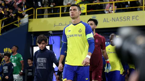 Niño Hace Sonreír A Cristiano Ronaldo Previo A Su Partido Debut En Al Nassr Chapin Tv