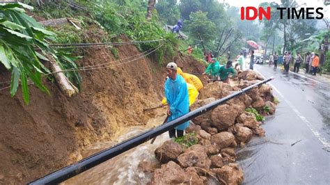 Longsor Di Cilawu Akses Garut Tasikmalaya Lumpuh