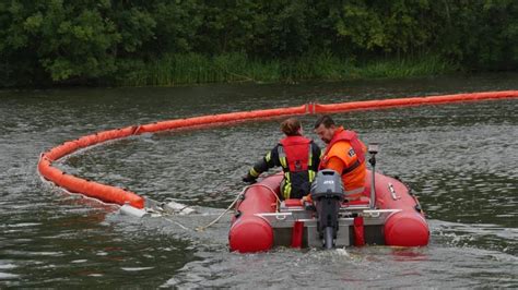 Öl auf Gewässer Freiw Feuerwehr Celle