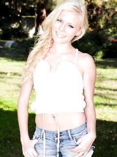 Blonde Babe Kyleigh Ann Poses For Some Really Sexy Softcore Photos Outdoor