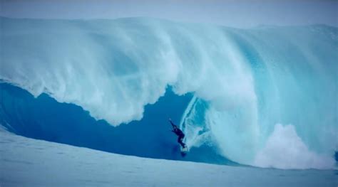 Les incroyables images d un surfer qui a affronté l une des vagues les