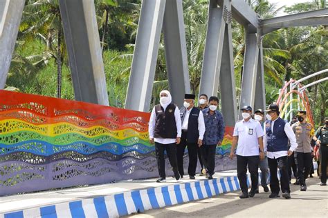 Khofifah Jembatan Pelangi Perkuat Akses Wisata Di Malang Selatan