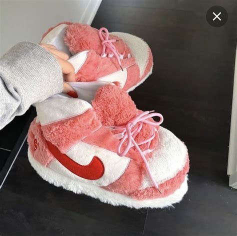 Pink fuzzy nike slippers nel 2024 | Cuccioli di animale, Animali, Cuccioli