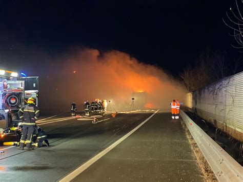 B Autobahn Fahrzeugbrand Freiwillige Feuerwehr Obersdorf