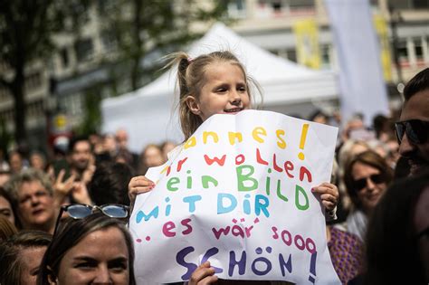 D Sseldorf Johannes Oerding Spielt Konzert Vor Hauptbahnhof