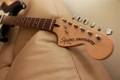 Squier Deluxe Hot Rails Strat Black