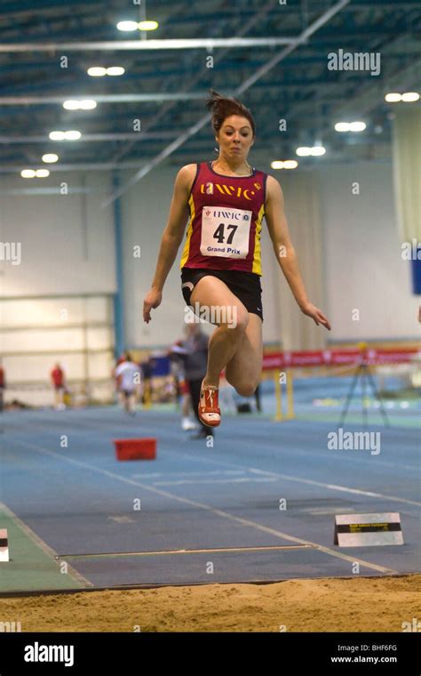 Female Triple Jump Fotografías E Imágenes De Alta Resolución Alamy