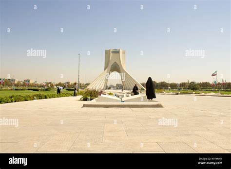 Bild Azadi Turm In Der Iranischen Hauptstadt Teheran Und Zwei Iranische