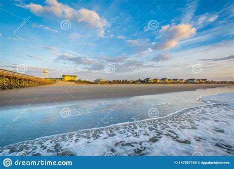 Ondas En El Oc Ano Atl Ntico Y La Playa En La Salida Del Sol En La