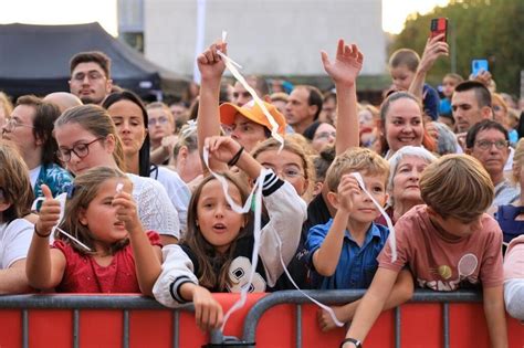 EN IMAGES Au Mans des milliers de personnes réunies pour létape du