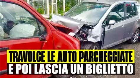 SI SCHIANTA SULLE AUTO PARCHEGGIATE E POI LASCIA UN BIGLIETTO L