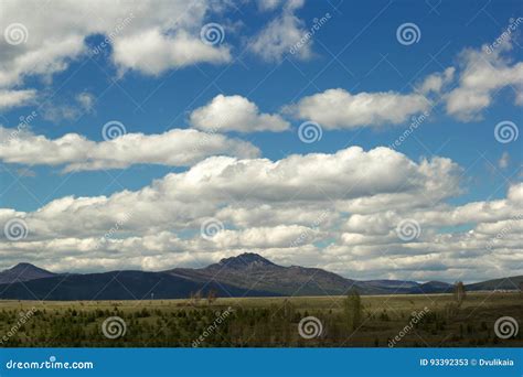 Landskap Med Molnig Himmel Och De Ural Bergen Fotografering för